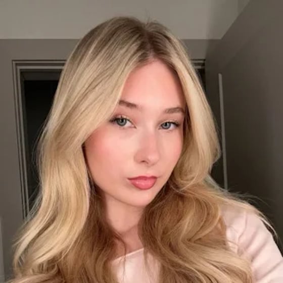 Voluminous blonde waves