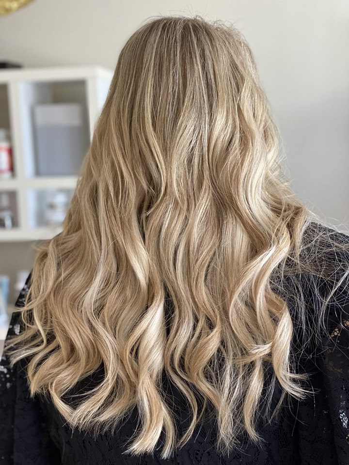 Honey blonde waves from behind